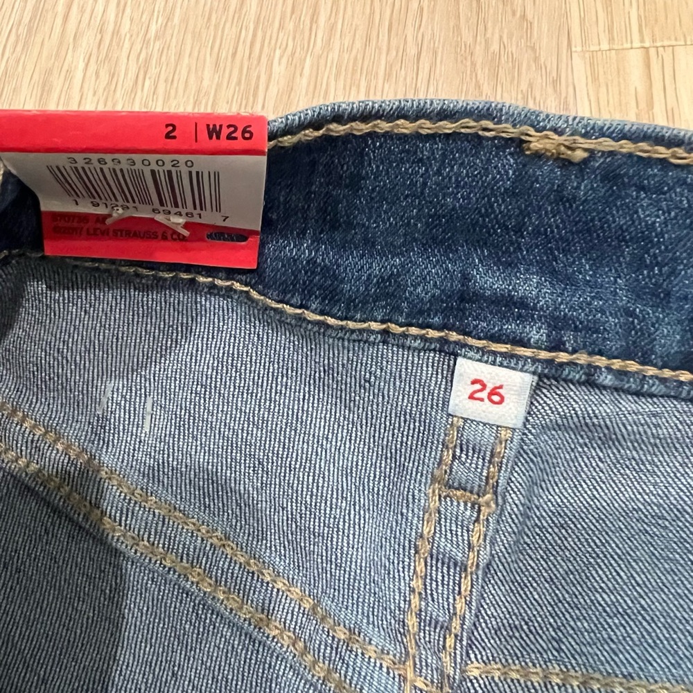 Levi’s High Rise Jean Shorts - Picture 4 of 4